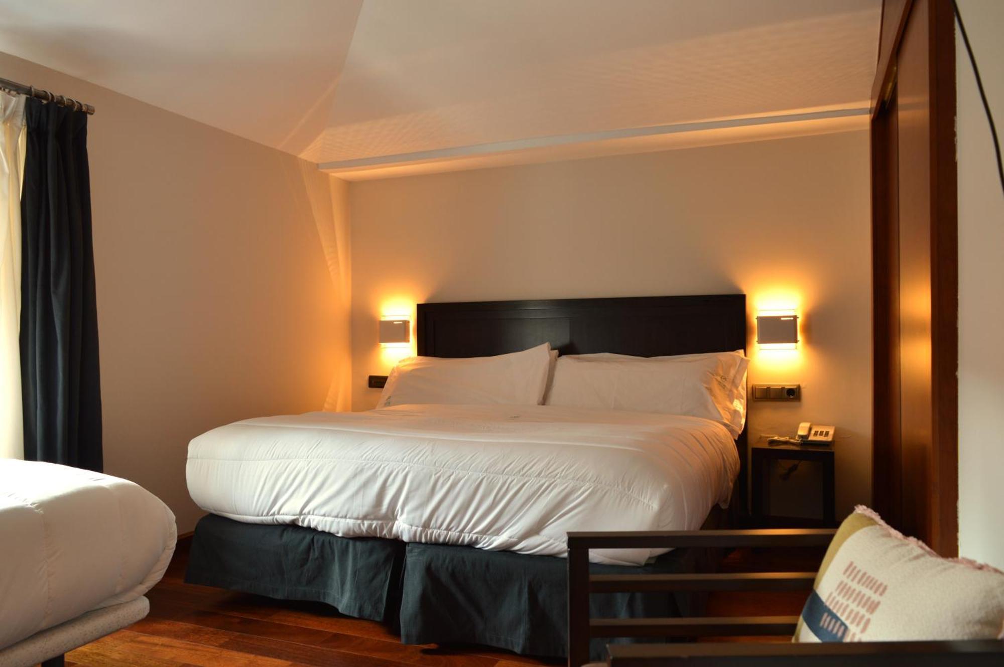 Hotel Baeza Monumental By Eme Hoteles Bagian luar foto